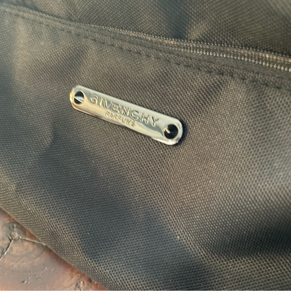NICE “GIVENCHY PARFUMS” TOILETRIES BAG WITH DUAL POCKETS AND ZIPS CLEAN & MINT! - Picture 2 of 15